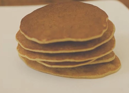 Cách làm bánh pancake yến mạch chuối, táo và thanh long đơn giản, độc đáo