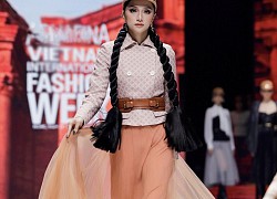 Hương Giang khoe cận cảnh giày cao gót 20cm: "catwalk được mới hay"