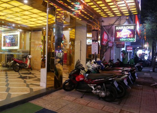 Khẩn: TP.HCM cho phép quán karaoke, massage, vũ trường mở cửa trở lại