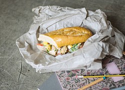 Làm bánh mì kẹp salad gà cho bữa sáng