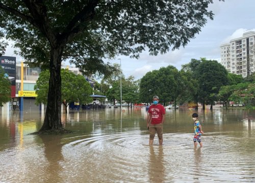 Lũ lụt chết người, nhiều người Malaysia vẫn lội nước quay TikTok