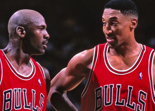 Michael Jordan xin lỗi Scottie Pippen vì hé lộ tình tiết bạn mình "dỗi" HLV