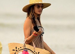 'Thiên thần' Alessandra Ambrosio đẹp cuốn hút trên bãi biển ở Brazil