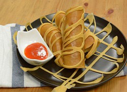 Bánh pancake cuộn xúc xích bò băm ngon miễn chê