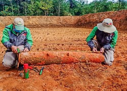 Đào ao thả cá, người dân tá hỏa phát hiện quả bom "khủng"