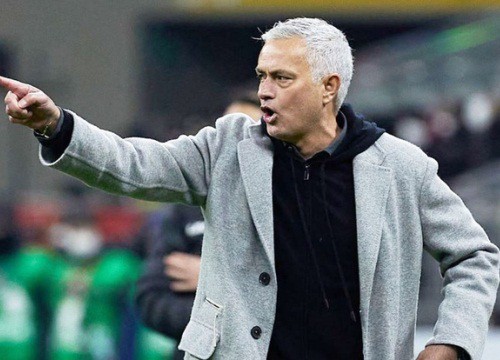 HLV Mourinho: 'Trọng tài chỉ muốn cho Milan hưởng penalty'