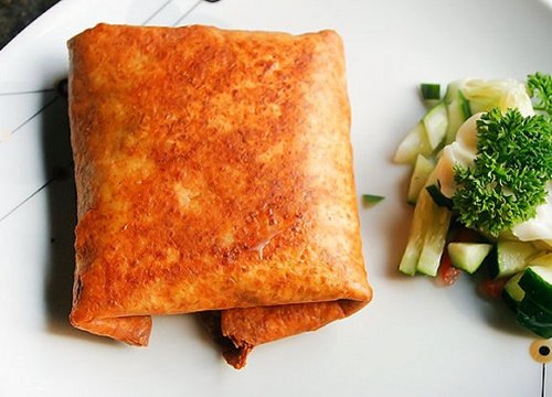 Món bánh ngô cuốn thịt gà Chimichanga