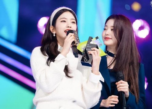 Bắt trọn khoảnh khắc ngọt ngào giữa Wonyoung và cựu thành viên IZ*ONE, khác xa cảnh lườm nguýt, cười đểu năm nào?