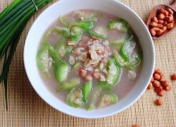 Canh mướp nấu lạc ngọt bùi, lạ miệng