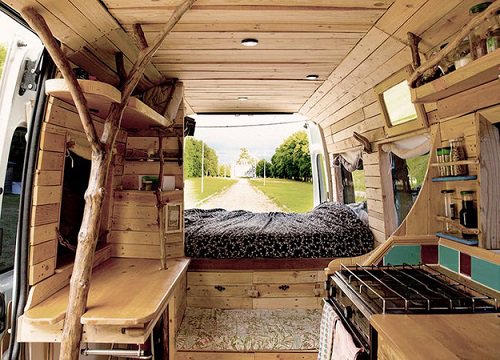 Cặp vợ chồng thiết kế nhà di động từ một chiếc xe van, dùng tới 90% các vật liệu tái chế, vi vu cả thế giới mà vẫn tiết kiệm chi phí