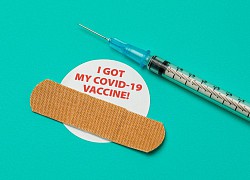 CDC Mỹ bác bỏ tin đồn sai lệch về vaccine COVID-19 và sự thật như thế nào?