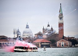 Chán đánh nhau trên bộ, fan đội bóng lừng danh Italy và ultras đối thủ "thủy chiến" trên biển Venice