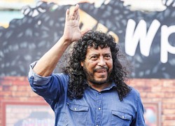 Con đỡ đầu của Rene Higuita bị bắn vào mặt