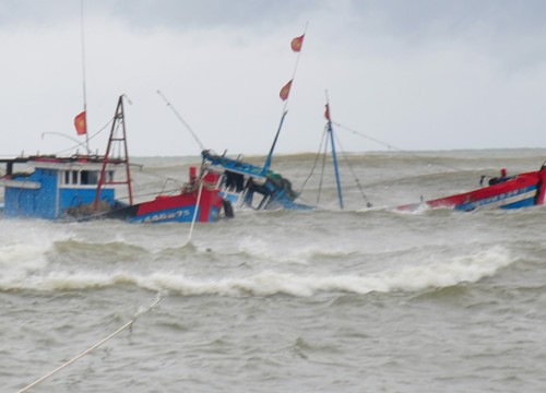 Cứu nạn thành công 3 ngư dân gặp nạn trên biển