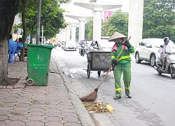 Hất rác vào nhà dân, hành động của nữ công nhân vệ sinh môi trường gây tranh cãi