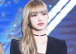 Lisa (BLACKPINK) đi ngang qua Jungkook, 1 thành viên BTS có hành động lạ: Fan thắc mắc "ủa làm vậy chi anh"?