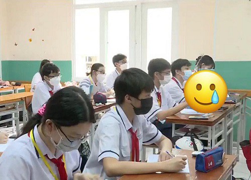 Lớp học được lên sóng VTV nhưng nhìn 2 nam sinh đang cầm quyển sách theo kiểu này, dân tình không thể nào nhịn được cười