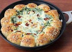 Món bánh pizza chảo nhúng độc đáo