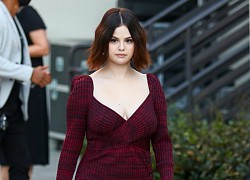 Selena Gomez tái xuất đường đua bốc lửa sau thời gian dài kín bưng: Phía sau lớp cổ V khoét sâu chỉ có thể là...