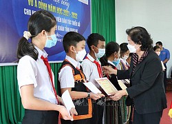 Trao học bổng Vừ A Dính cho học sinh, sinh viên dân tộc thiểu số Đắk Lắk