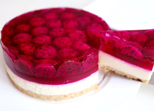 Tự làm bánh cheesecake từ thanh long đỏ