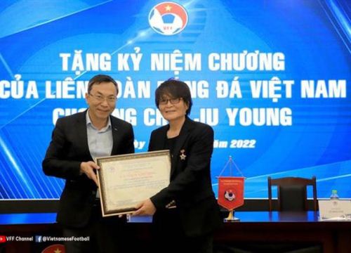 Bóng đá Việt Nam tri ân 'thần y' Choi Ju-young