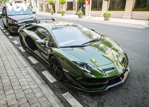 Cận cảnh Lamborghini Aventador SVJ màu độc trên phố Sài Gòn