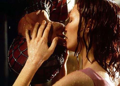 Cảnh hôn siêu ngọt ngào ở Spider-Man hóa ra ẩn chứa sự thật "í ẹ" làm nam chính khó chịu: Sự ướt át nào cũng có giới hạn của nó!