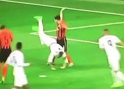 Clip: Giả vờ ngã để kiếm penalty, cầu thủ nhận cái kết muối mặt