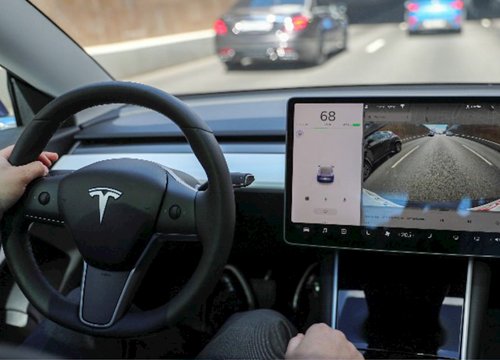 Hacker tìm ra lỗ hổng nghiêm trọng trên xe Tesla