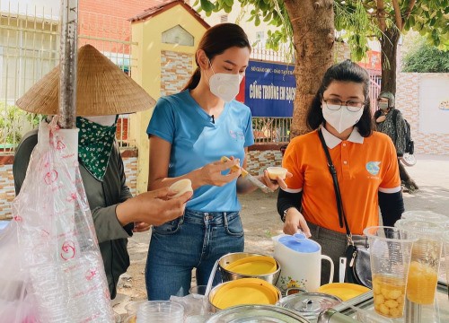 Hoa hậu Thùy Tiên bình dị áo thun, quần jean đi làm từ thiện