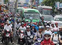 Người đàn ông bị kẹp giữa 2 ô tô tải, cả phố "đứng hình" rồi vỡ òa khi thấy bóng áo xanh