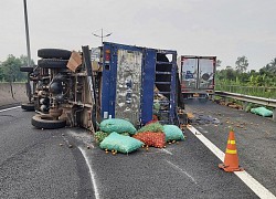 Tiền Giang: Xe tải lật ngang trên cao tốc TP.HCM-Trung Lương, giao thông ùn ứ hơn 2 km