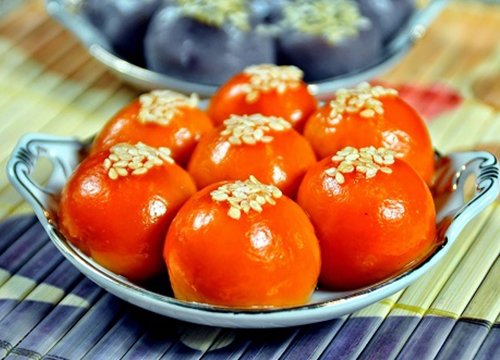 Bánh gấc đỏ tươi bắt mắt ai cũng mê