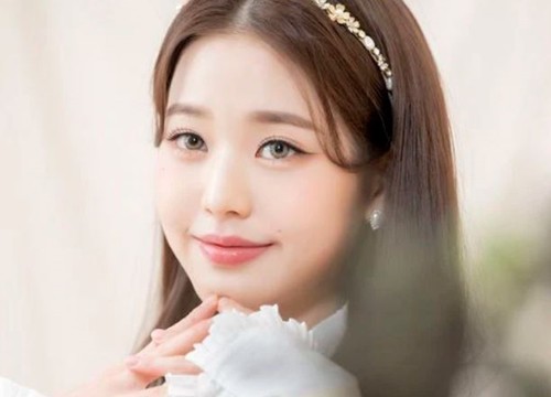 Cùng là tân binh hot mà thái độ khác nhau quá: Wonyoung (IVE) vô lễ còn thành viên hụt aespa cúi chào muốn gãy cái lưng đây này!