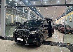 Đại gia bỏ hơn 4 tỷ mua Toyota Alphard rồi bán sau 2.000km dù đã mất công độ cả &#8216;bầu trời sao&#8217; như Rolls-Royce