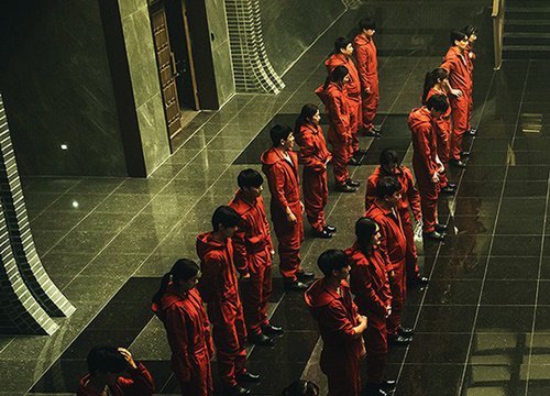 Hình ảnh mới cứng của Money Heist bản Hàn sau teaser bị fan Việt chê "phèn chua": Băng cướp bắt giữ con tin làm netizen thế giới rần rần!