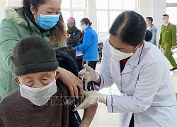 Tổ chức đưa đón người già, khuyết tật và người có bệnh nền đi tiêm vaccine phòng dịch