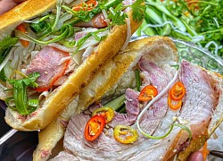 Bánh mì nguyên lát thịt ba rọi muối 'siêu to' ở Sài Gòn