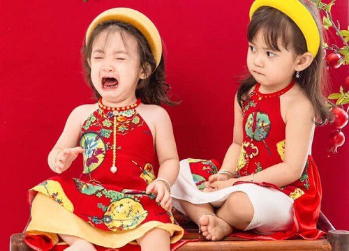 Bé gái xinh xắn chụp ảnh Tết nhưng năm nào cũng lăn ra khóc, nhìn biểu cảm hoang mang của chị gái kế bên không ai nhịn nổi cười