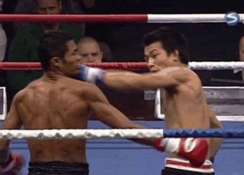 Clip: Cao thủ MMA hạ knock out võ sĩ Muay Thái bằng "cú lừa" ngoạn mục