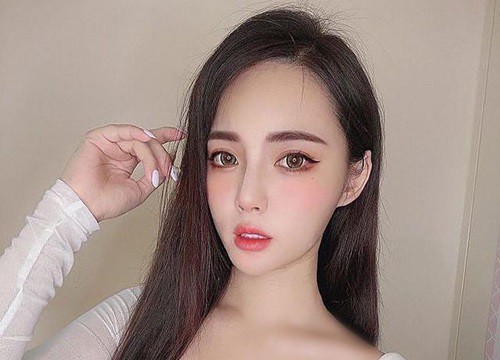 Hot girl bán lẩu dùng khẩu trang làm áo ngực, người nhìn phát ngại