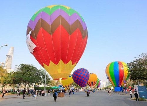 Lần đầu tiên thỏa sức ngắm khinh khí cầu, du thuyền bên bờ sông Sài Gòn