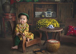 Ngồi chễm chệ như bà Nghị chờ Tết về, bé gái 7 tháng tuổi gây sốt vì bé xíu mà thần thái chẳng ai bằng!