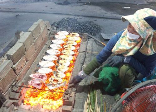 Nhân công mướt mồ hôi giữa trời Đông, phố biển Cửa Lò tất bật nướng cá thu ngày cuối năm