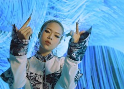 Nữ rapper Tlinh xuất hiện khác lạ với tạo hình đầu trọc