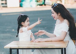 Nửa đêm, thấy mẹ đang cố gắng dỗ em trai ngủ, bé gái có hành động khiến ai nấy rơi nước mắt