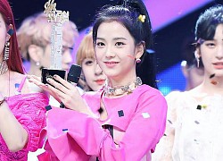 Nhìn aespa bị chỉ trích vô cảm, lại nhớ đến Jisoo (BLACKPINK): Mỹ nhân &quot;sắt đá&quot; nhất Kpop đây rồi, 6 năm debut chưa từng khóc?