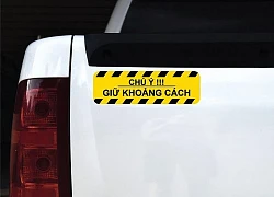 Chủ xe bán tải dán dòng chữ phía sau, đọc xong chắc giảm ga vội