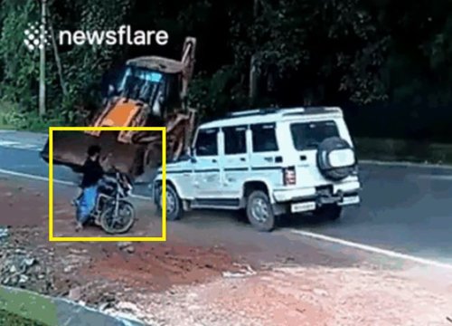 Clip: Ô tô tông văng máy xúc, cứu mạng người đàn ông ngồi bên đường